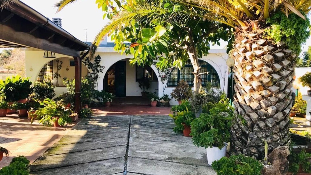 Eden Beach Villa | Single villa with garden and Wi-Fi
