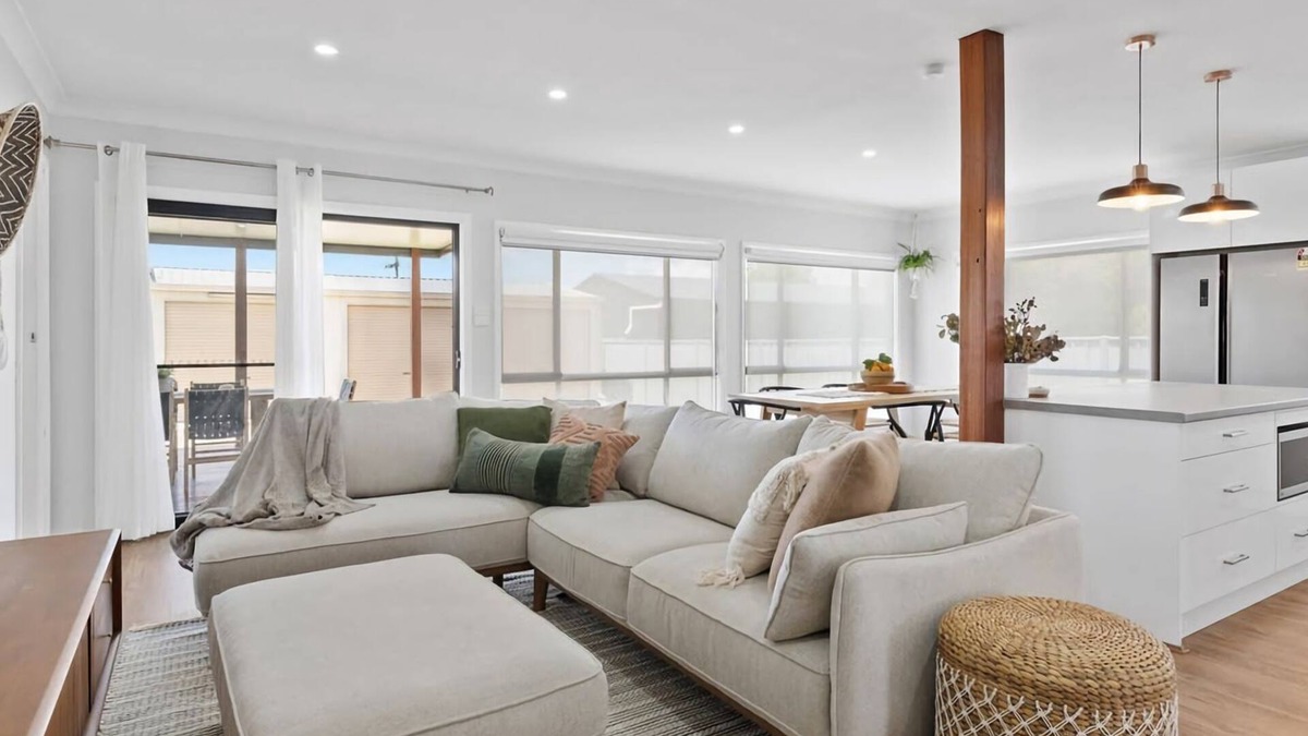 Cessnock House | Sip and Soak Up Summer in the Hunter