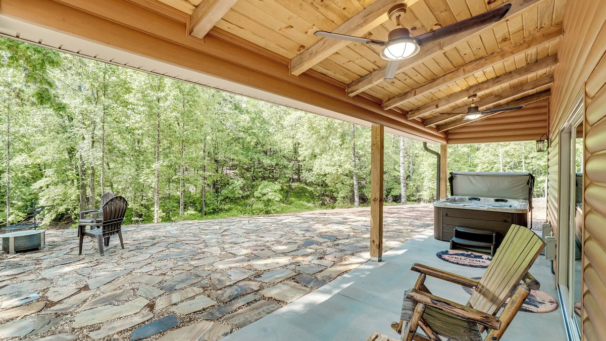 Cleveland Cabin | Sip, Hike & Explore: Sleek Retreat in Cleveland!