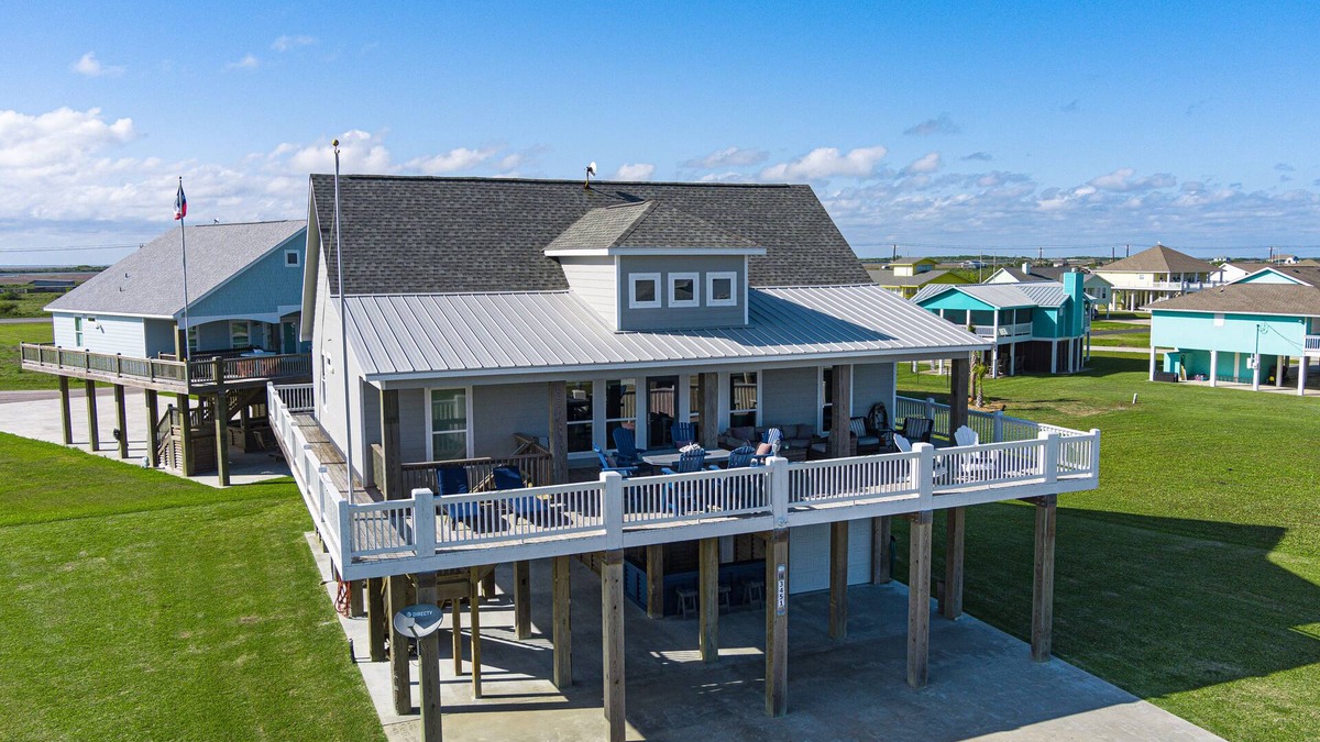 Port Bolivar House | Sip 'N Sea - Built w/All the Amenities & just a 3 minute walk to beach!