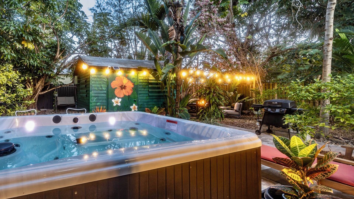 Poinciana Park House | Siren's Cove 2 bedroom House-Hot Tub-for 4 Guests