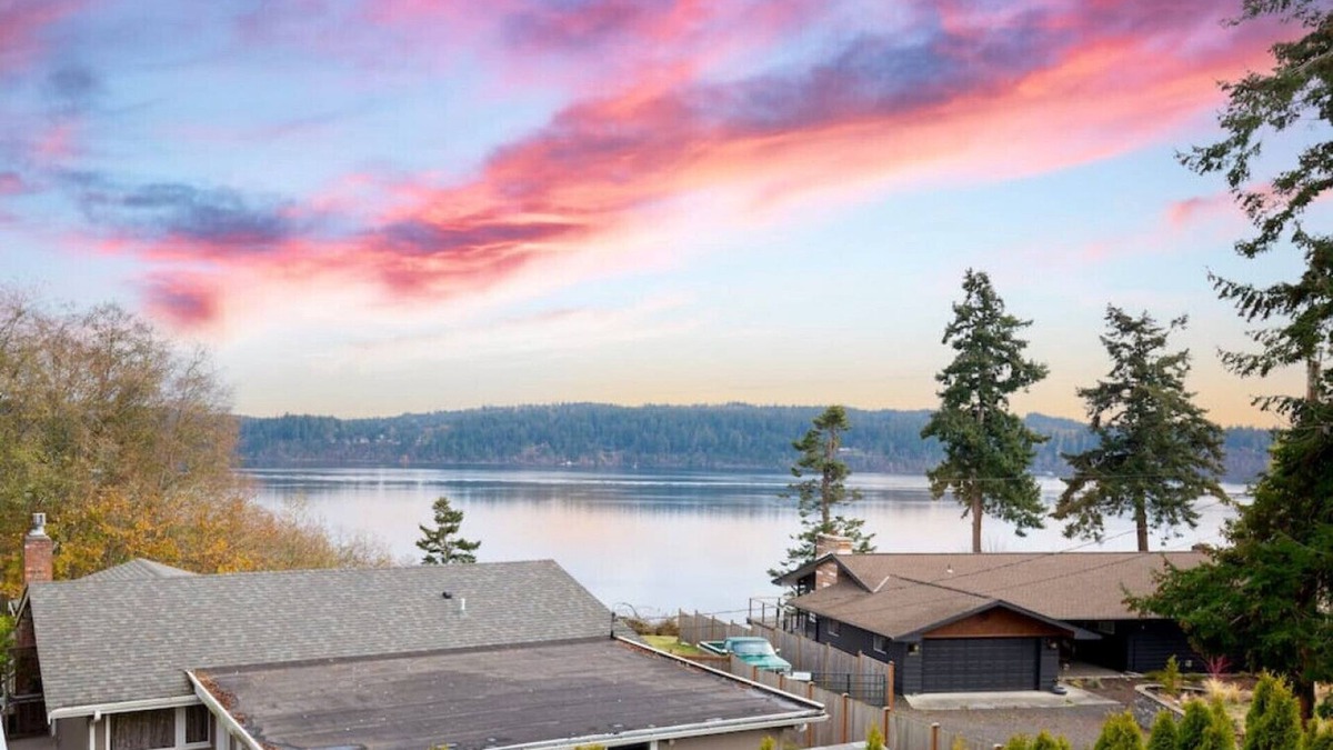Freeland House | Sirius Lower · 2b1b Unit @Whidbey Island w/Game Room + Hot Tub