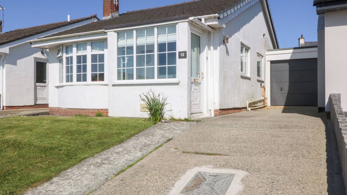 Rhosneigr House | SISIAL-Y-MOR, family friendly, country holiday cottage in Rhosneigr