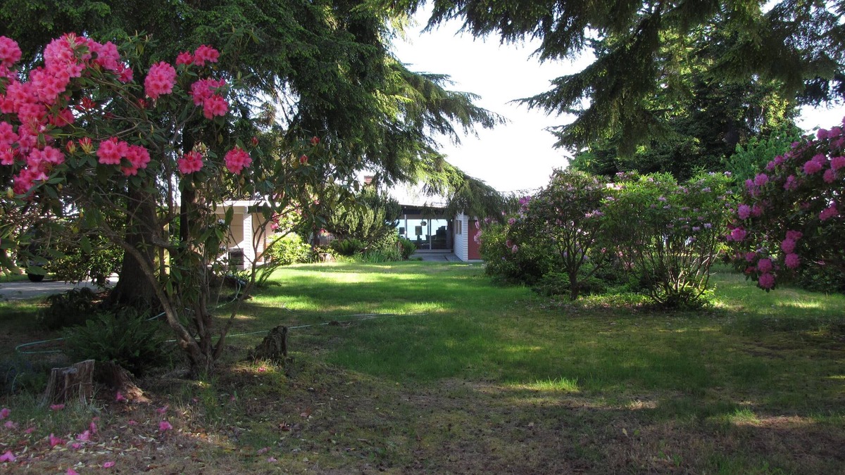 Port Angeles East House | Sit back and enjoy the spectacular view above the Strait of Juan de Fuca