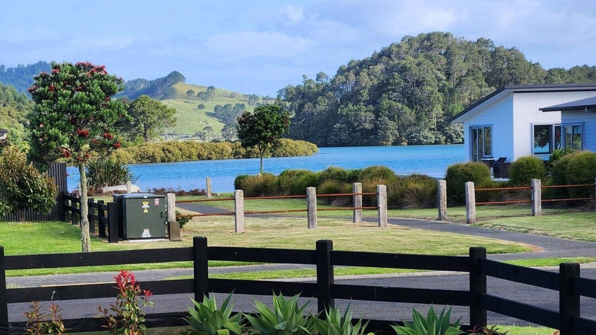 Cooks Beach House | SIT BACK AND RELAX BY THE ESTUARY. Pet and Family Friendly!