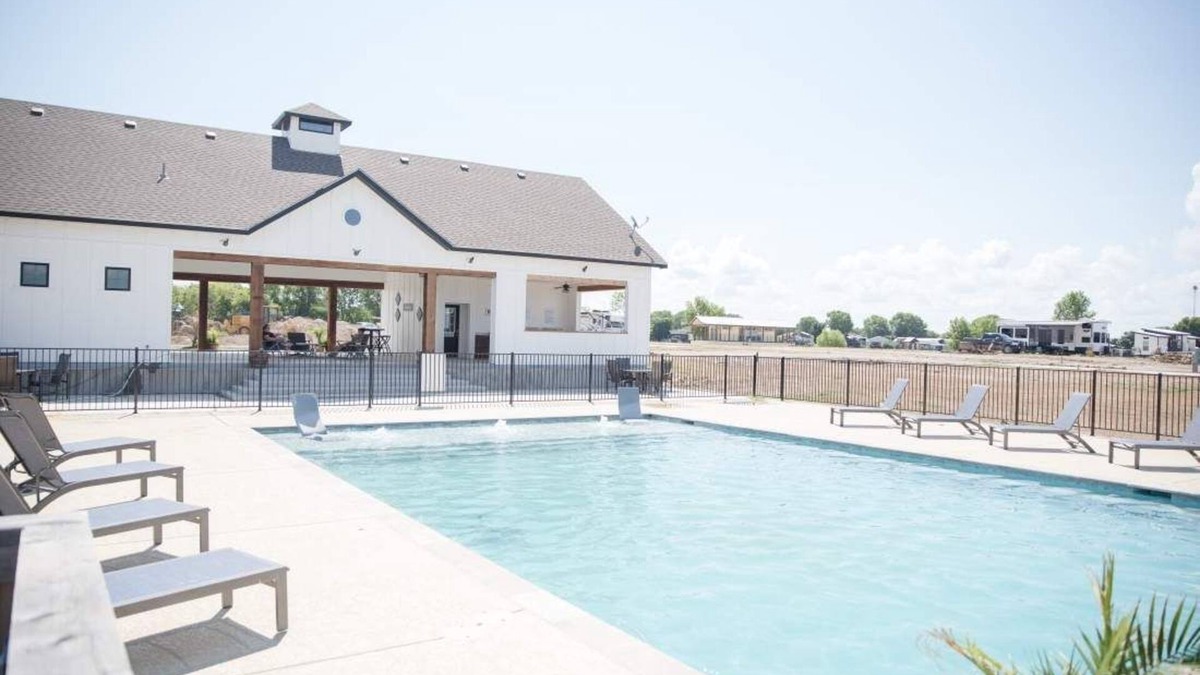 Kerens RV Rental | Site 182 @ Peninsula Point