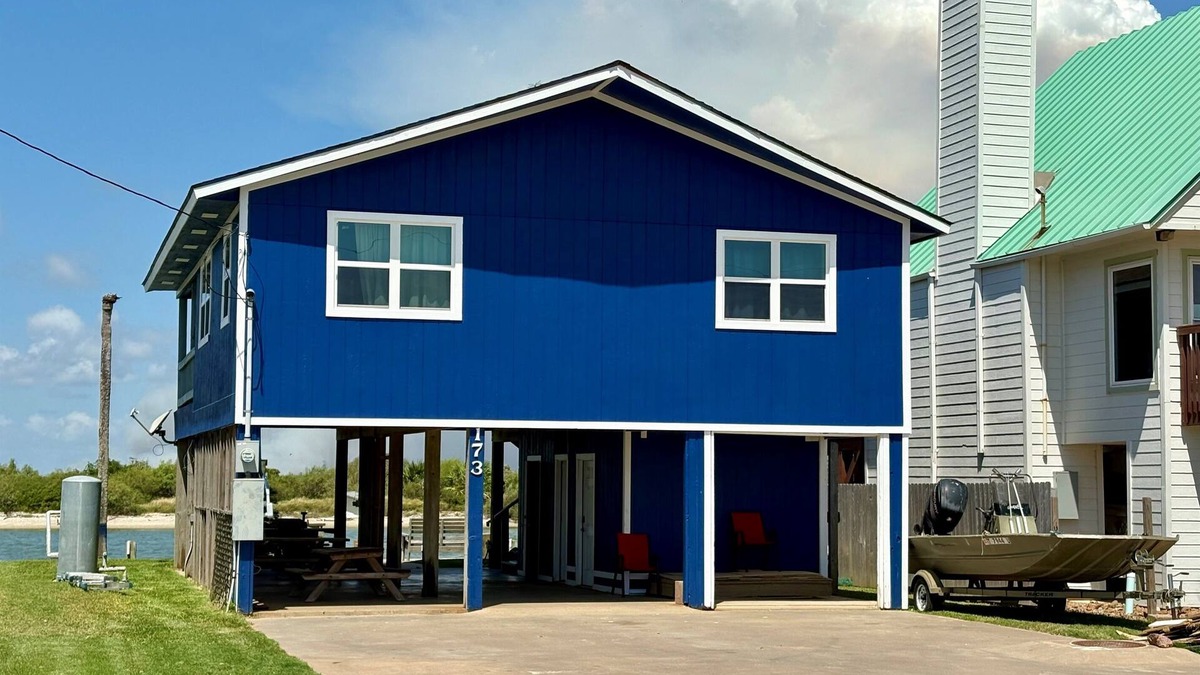 Matagorda House | Sits on Colorado river with lighted fishing pier