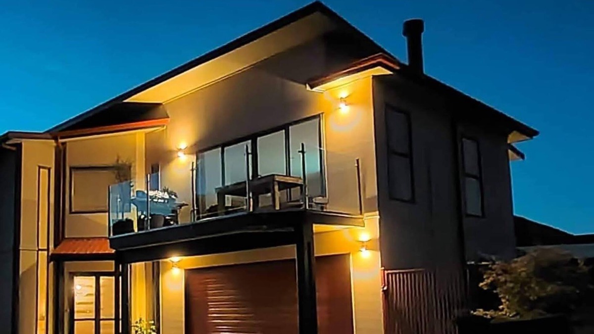 Ohope House | Situated in a quiet location close to harbour and beach.