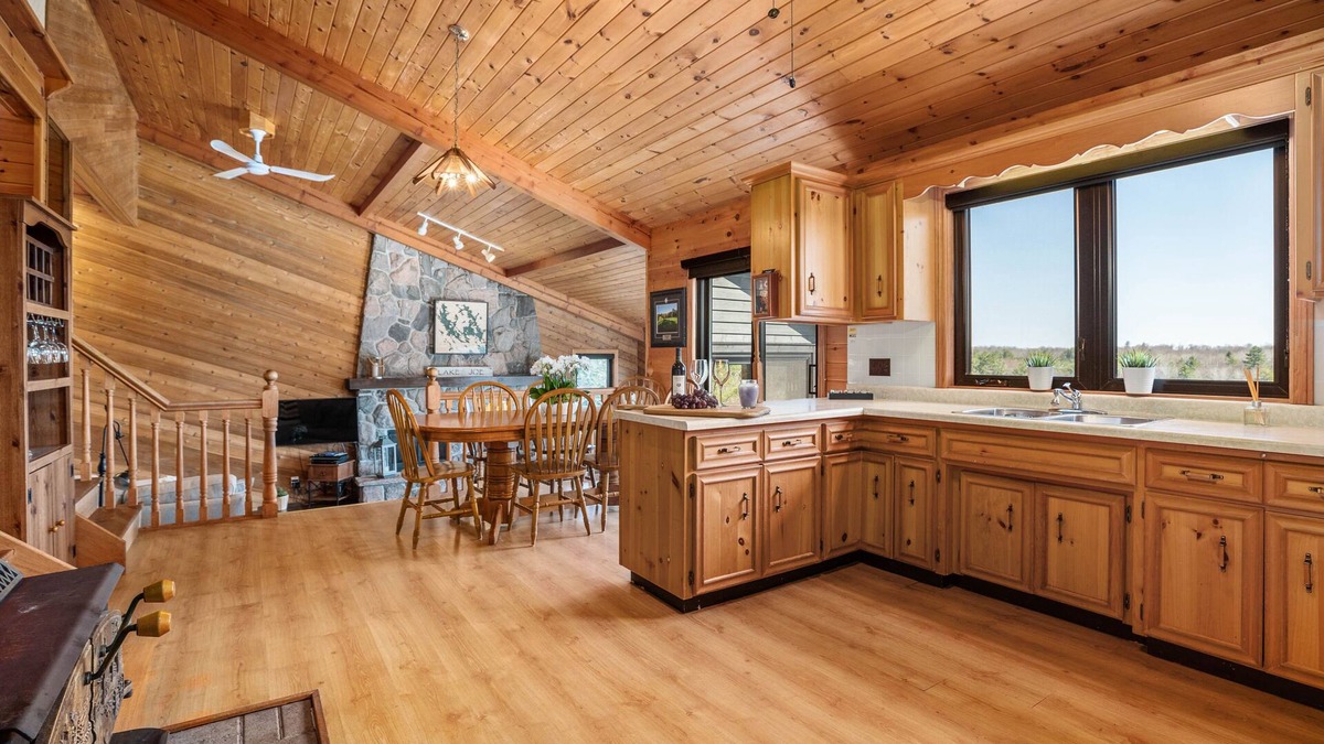 Muskoka Lakes House | Situated on prestigious Lake Joseph with close proximity to all amenities.
