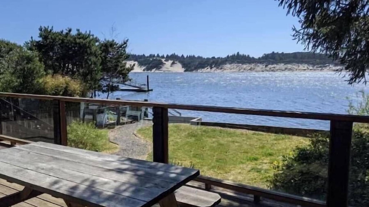 Florence House | Siuslaw Riverfront home, 3 bedroom, 2 bath, dog friendly - Dune it Right