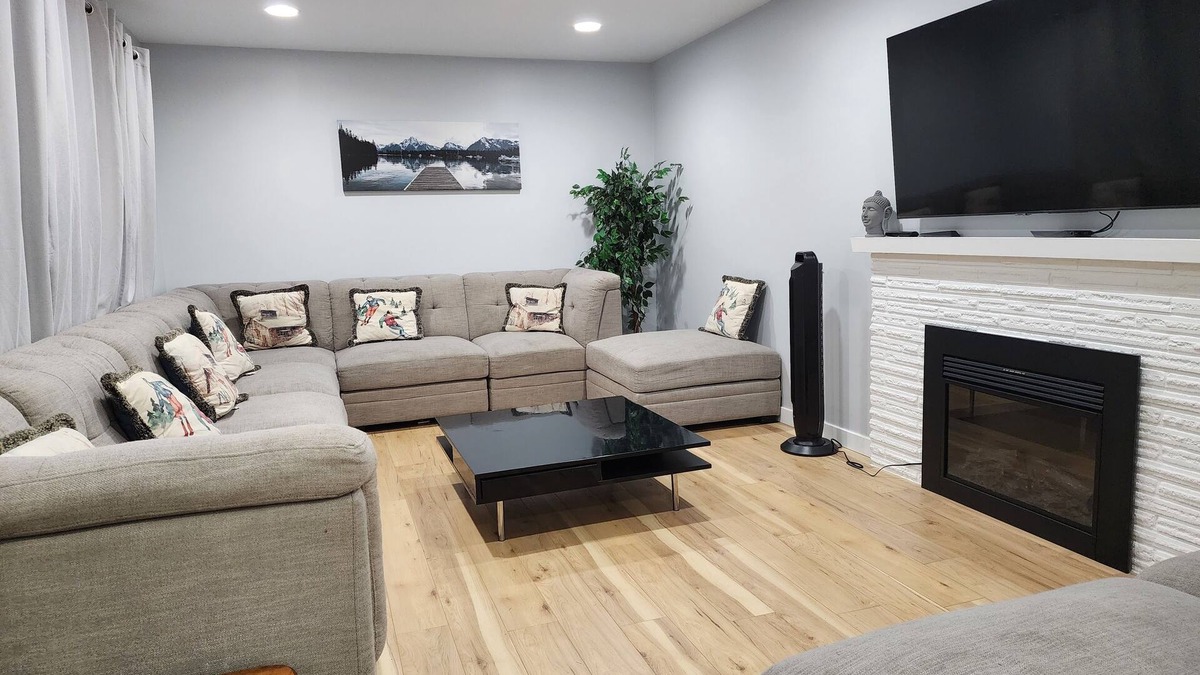 Saanich East House | Six bedroom house near UVic.