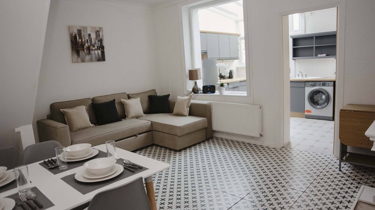 Six Bells House | Six Bells Retreat – A Fresh & Spacious Home in the Heart of the Valleys