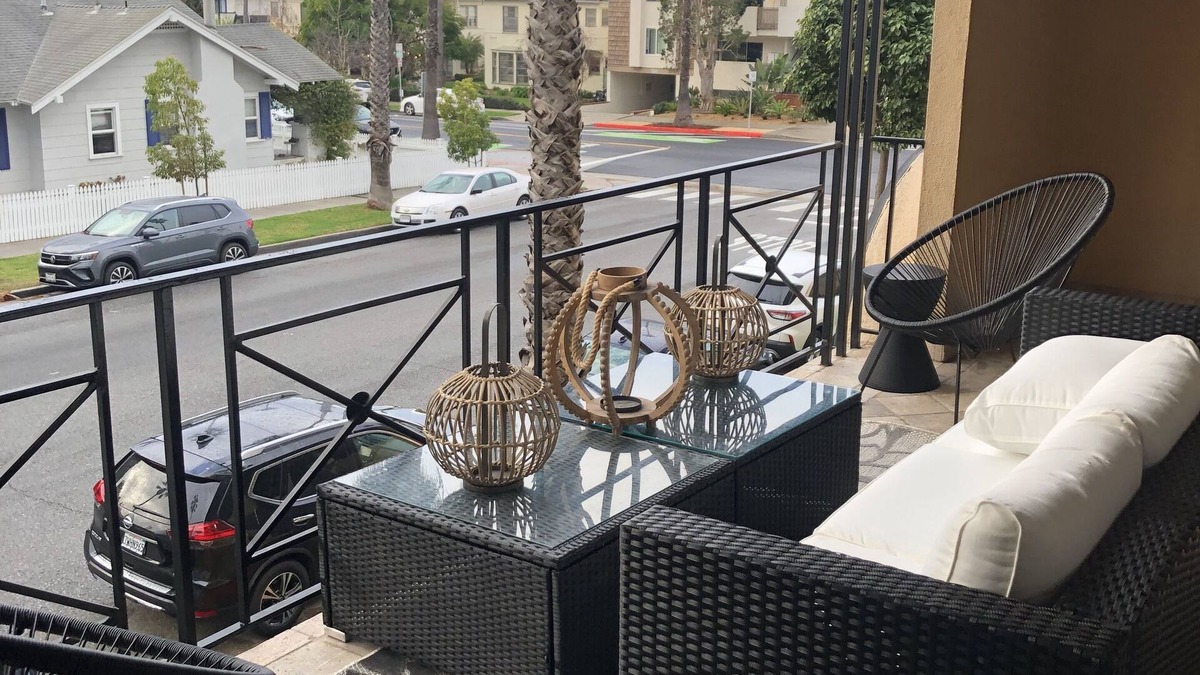 Wilshire Montana House | Six blocks to the Pacific Ocean!