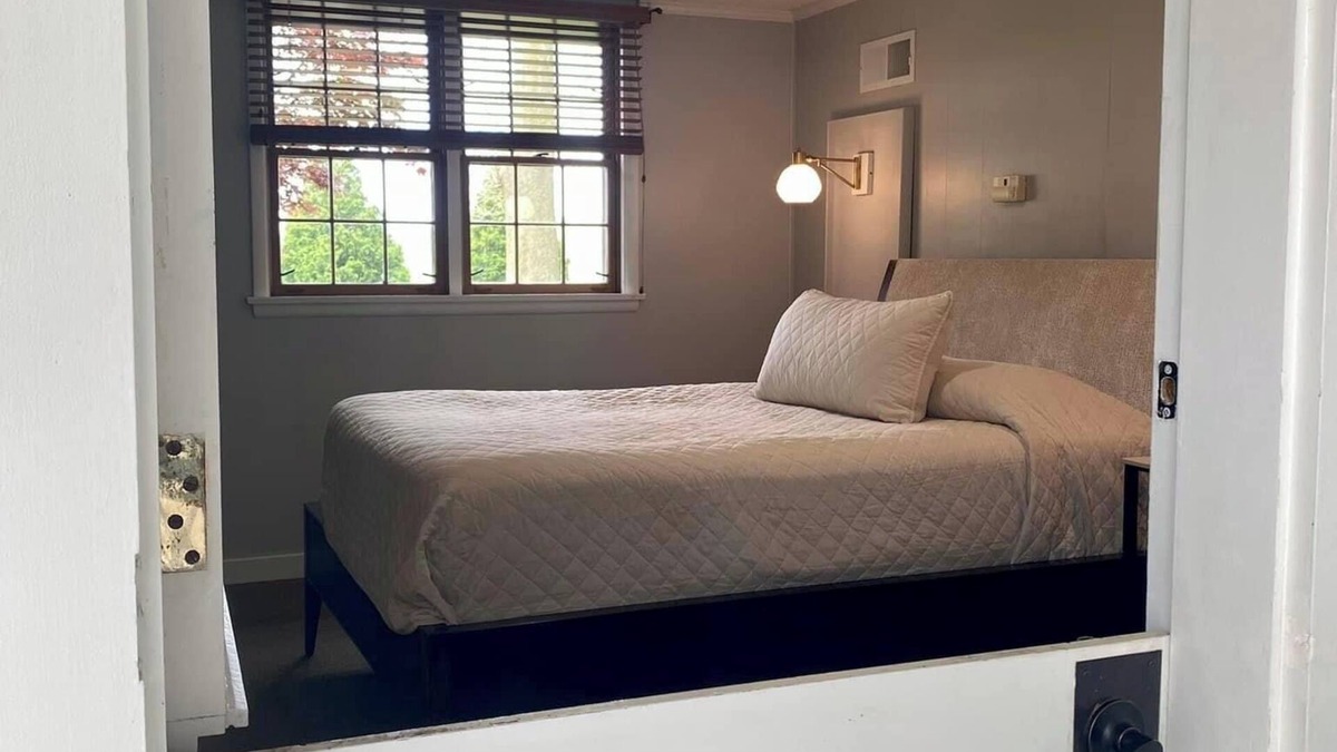 Sandusky Cabin | Six miles from Lake Erie Ferries, Pet Friendly Private Room with Bath