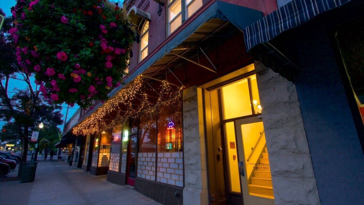 Walla Walla Apartment | Six — Two Queen Beds, Historic Downtown Apartment in Nicely Appointed Building on Main Street