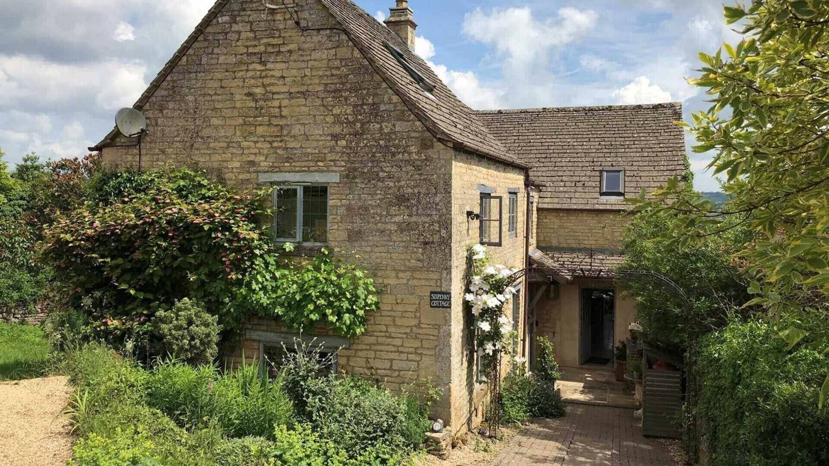 Clapton on the Hill Cottage | SIXPENNY COTTAGE, family friendly, with open fire in Cheltenham