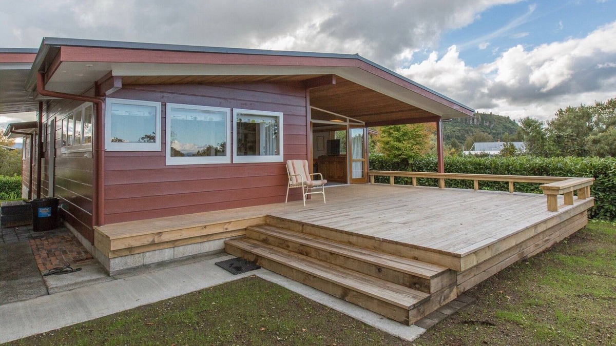 Kuratau Cottage | Sixties Cedar Bach - Kuratau Holiday Home