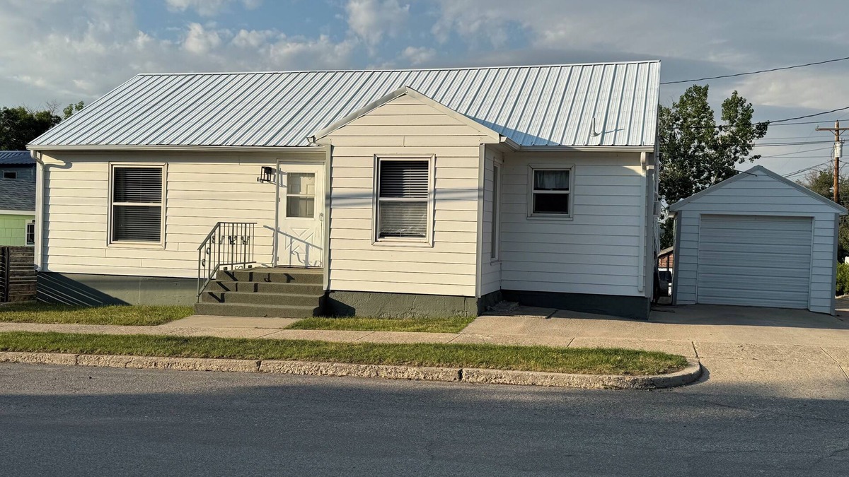 Santa Rita House | Sixty minutes to Glacier Park! Family friendly house.