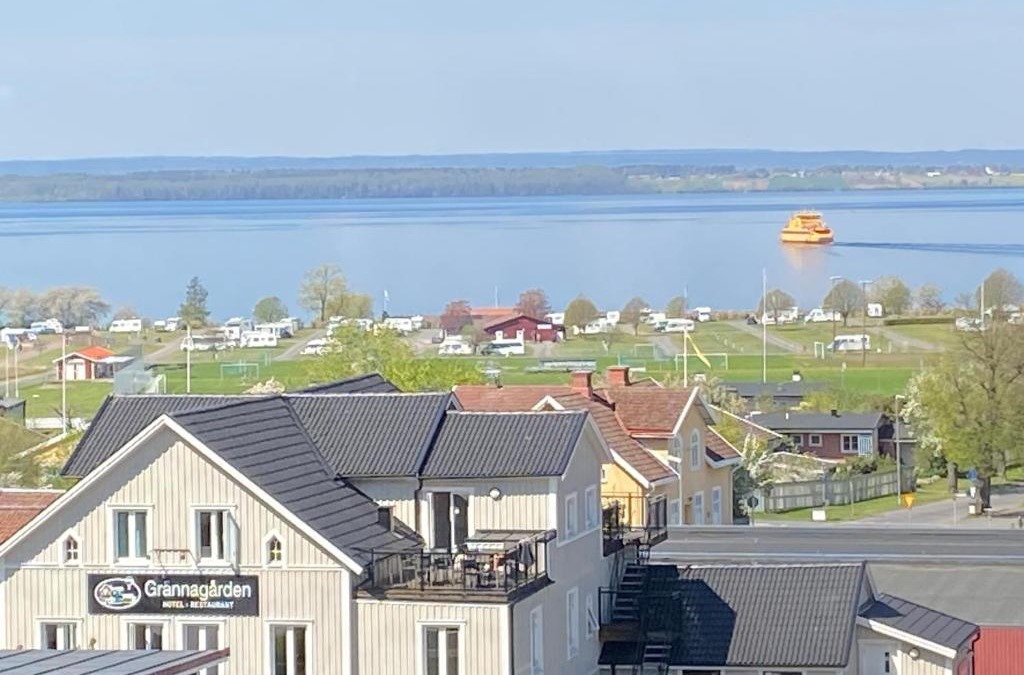 Granna Apartment | Sjöbrinken -Nyrenoverad lägenhet i centrala Gränna med utsikt över Vättern och hela Visingsö
