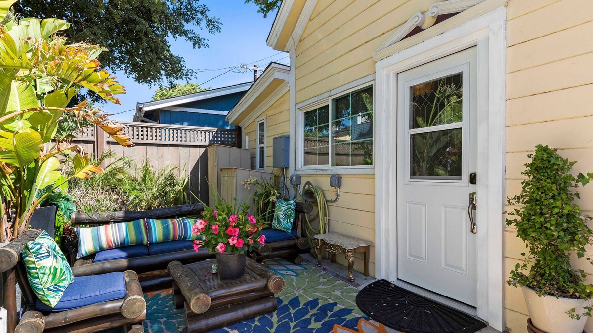 Northside Cottage | SJ Downtown Private Guess House with Gated Parking Room7