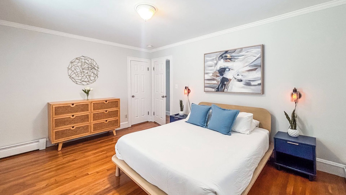 Newton Corner House | SJ2 - Spacious 6-bedroom home in welcoming Newton - 15 Min to Boston!