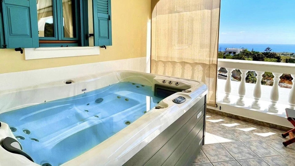 Vourvoulos House | Skarmoutsos Holiday Home|Hot tub|Free parking