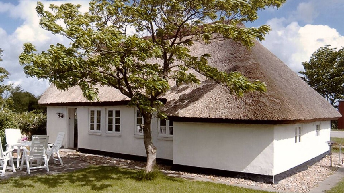 Nykobing Mors Cottage | Skarum, Mors. Beautiful thatchroofed holiday cottage located near the Limfjord