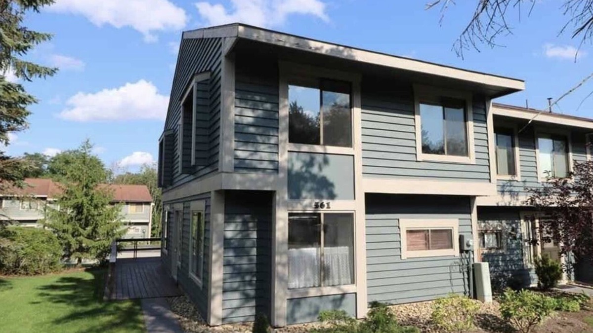 Hidden Valley House | Ski at Hidden Valley or Seven Springs | HUGE Master Suite