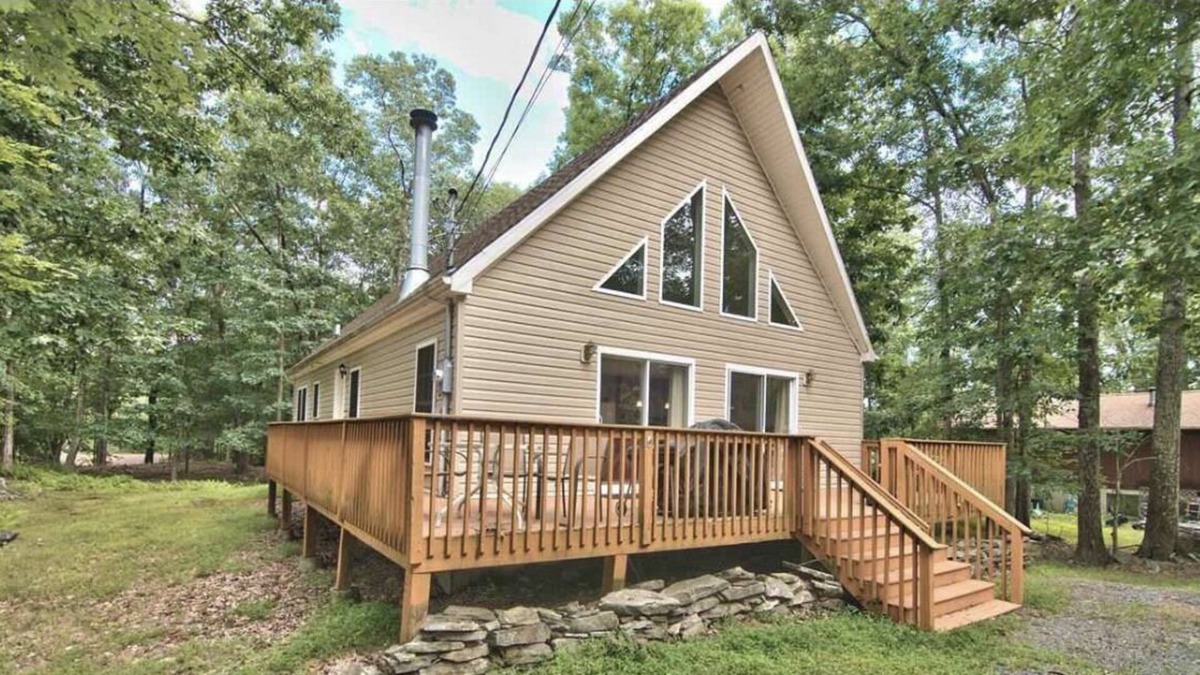 Lackawaxen House | Ski, Boat, Swim in this four season community