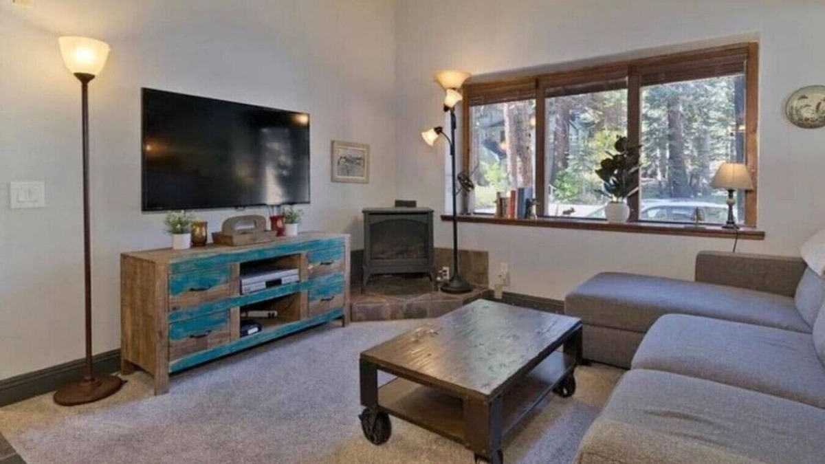 Mammoth Lakes Cabin | Ski Cabin - Steps to Mammoth Village!