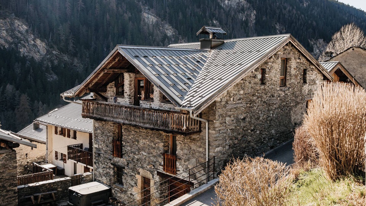 Nancroit Ski Chalet | Ski chalet with mountain view. Shuttle stop at 15mtr, 8min from slopes – PAX 14