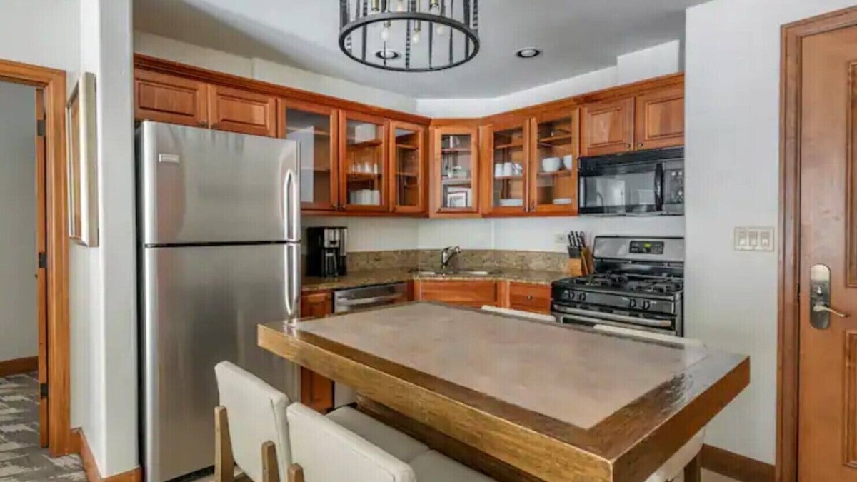 Four O'Clock Hotel | Ski Getaway in a 2 bed 2 bath, walking distance from lifts and downtown!