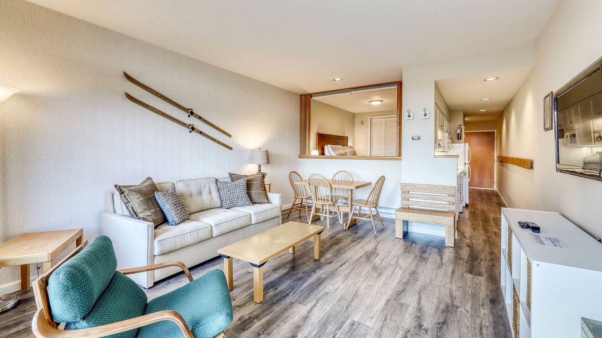 Warren Condo | Ski getaway near the slopes with private balcony & mountain views