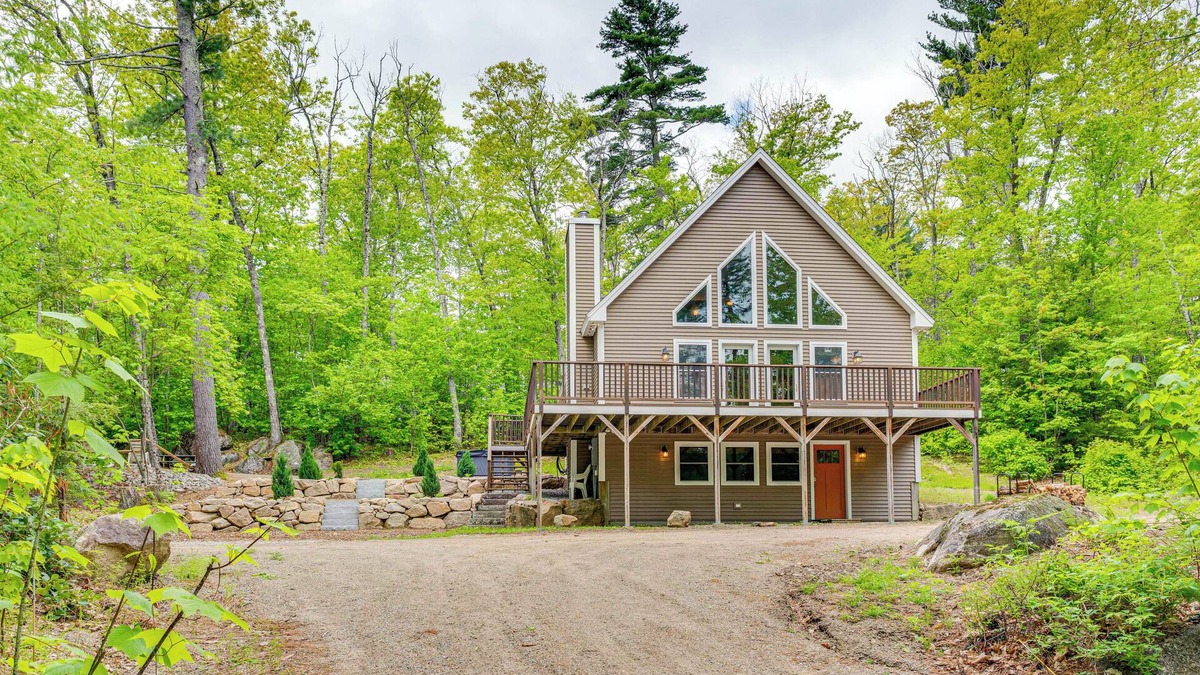 North Conway Cabin | Ski, Hike & Fish: Chalet w/Hot Tub in Conway