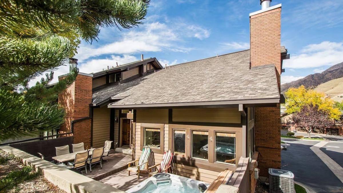 Cottonwood Heights House | Ski, Hike, Relax ~ Hot Tub + Foosball Table Walk to Restaurants & coffee shop