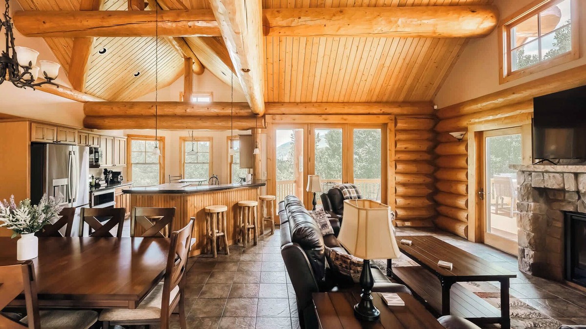 Three Peaks Cabin | Ski, Hike, Relax - Log Cabin with Views + Hot tub