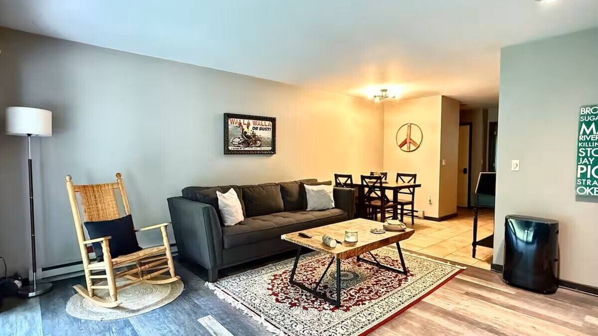 Warren Condo | Ski, Hike & Relax. Warm 1BR Spot.