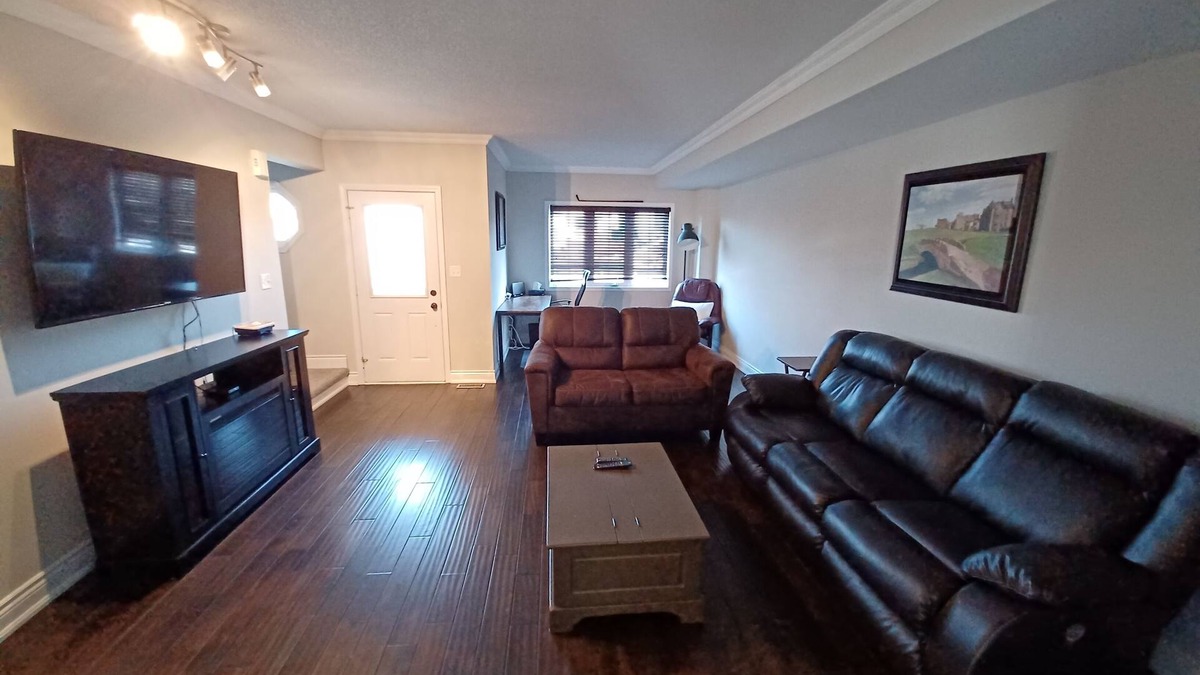 Barrie House | Ski hills and Hockey rinks close by