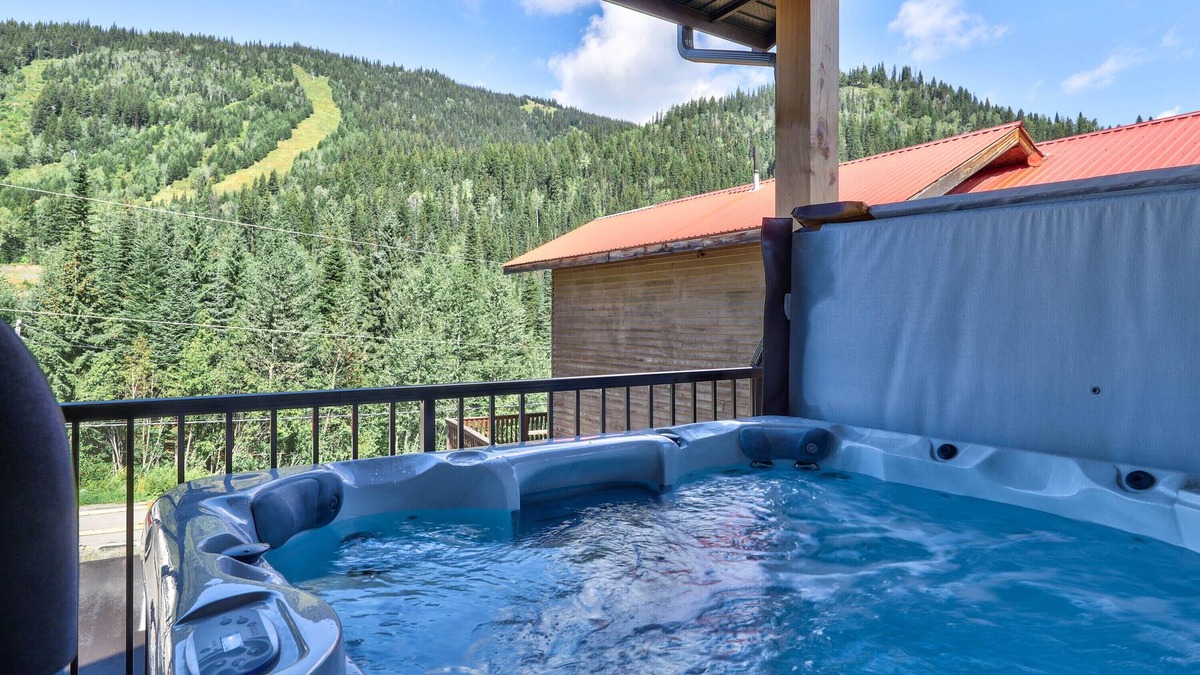 Fairways House | “Ski in” 3 Bedroom with private hot tub and mountain views