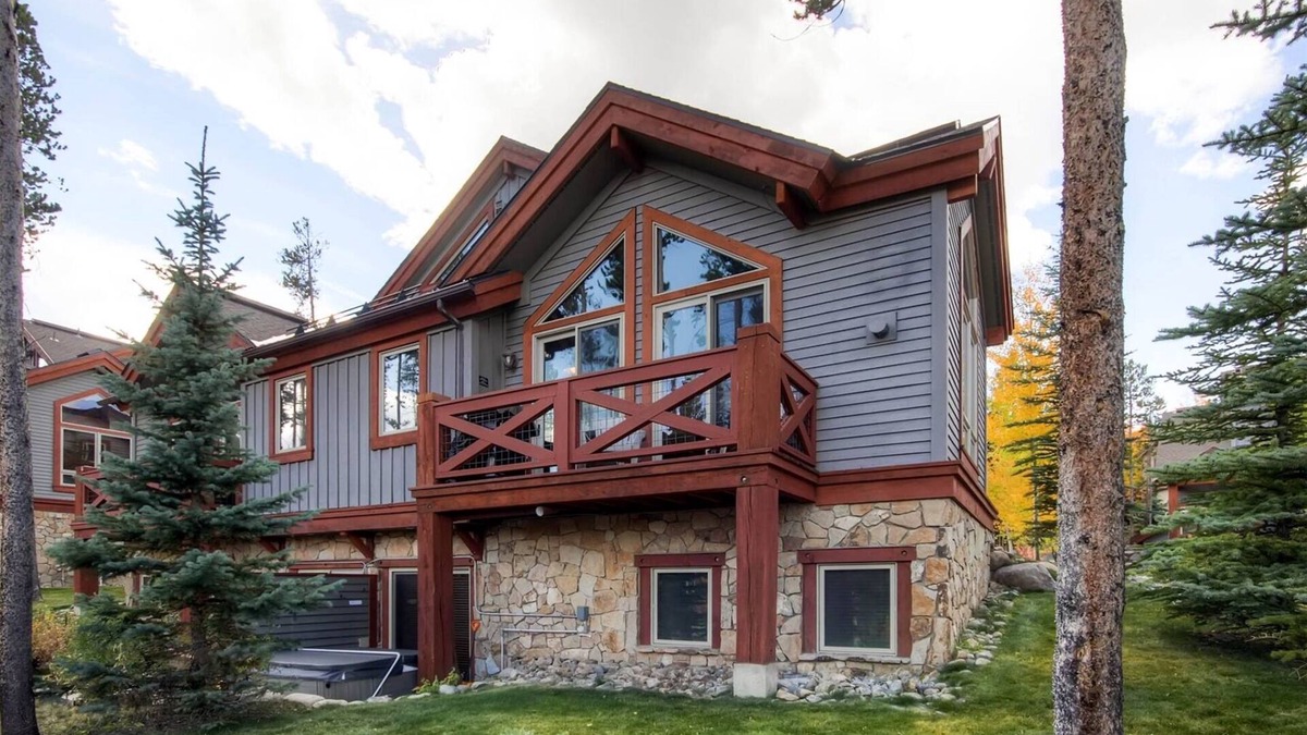 Four O'Clock House | Ski-in 3BR Saddlewood townhome at Snowflake Lift w/hot tub and mtn views
