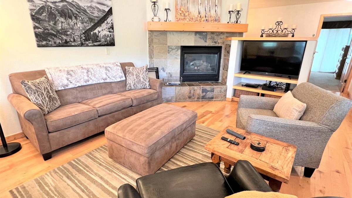 Breckenridge Ski Chalet | Ski-In 4 Oclock Run Hot Tub Soak Shop+Eat in Breck