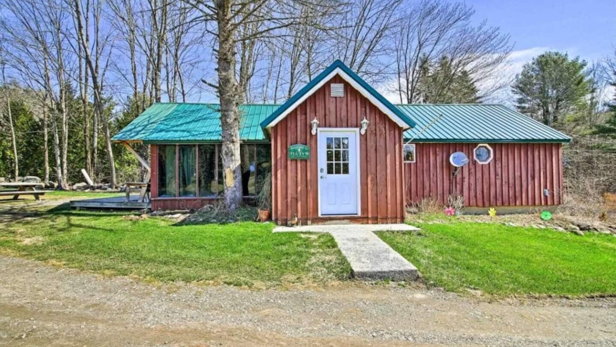 Johnstown Cabin | Ski-in Adirondack cabin, base of Royal Mountain, under hour to Gore and Saratoga