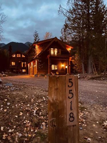 East Kootenay Ski Chalet | Ski-In Chalet: Private Hot tub, Bonus Bunk House