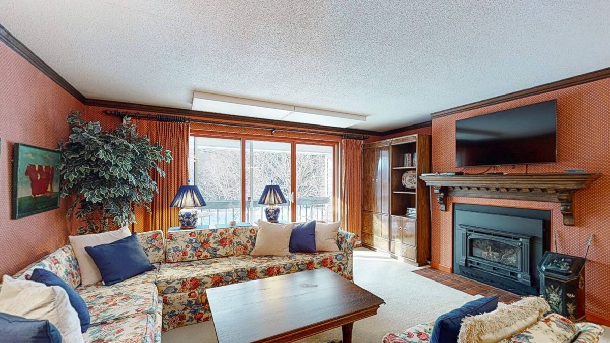 Stowe Area Condo | Ski-In/Out 2-Story Condo w/Shared Heated Outdoor Pool, Fast WiFi, Fireplace, A/C