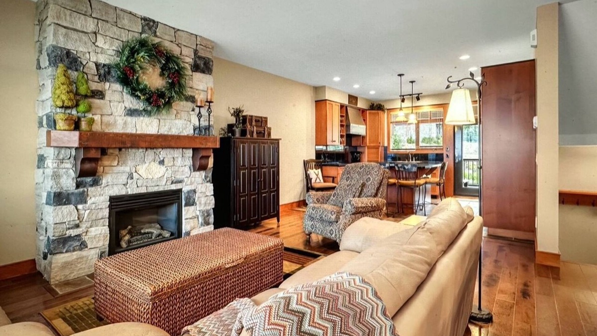 Big White Ski Resort House | Ski in/out!4 bdrms,Blacksmith Lodge,views,heated garage,internet,8 pers hot tub