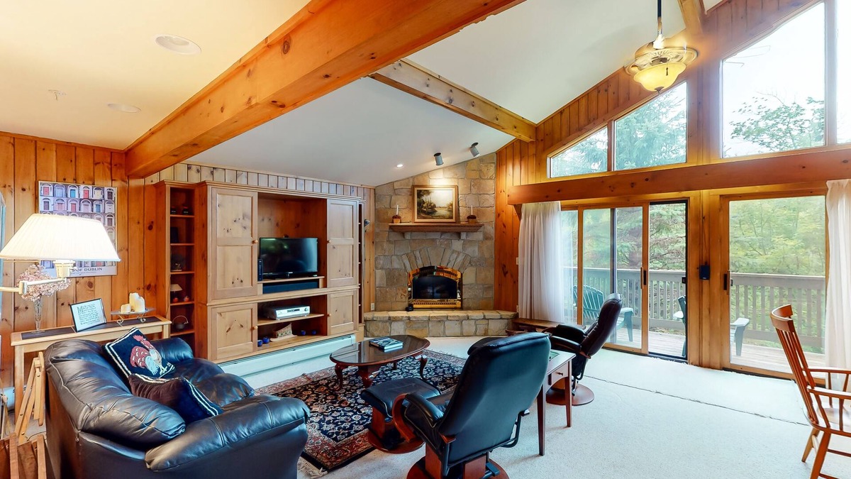 Bromley Mountain Condo | Ski-in/out family home w/shared pool/Ping-pong/balcony/free WiFi/fireplace