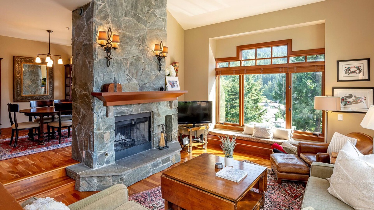 Nordic Estates House | SKI IN/OUT | Spacious 4BR | Hot Tub | Garage For Gear Storage | Managed By Aloha Whistler