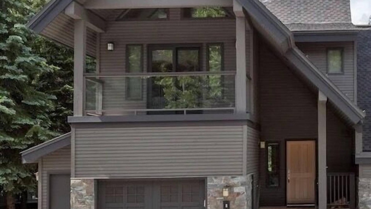 Upper Village House | Ski ~In~/Out Townhouse-Whistler & Blackcomb-Sleeps 10- Hot Tub