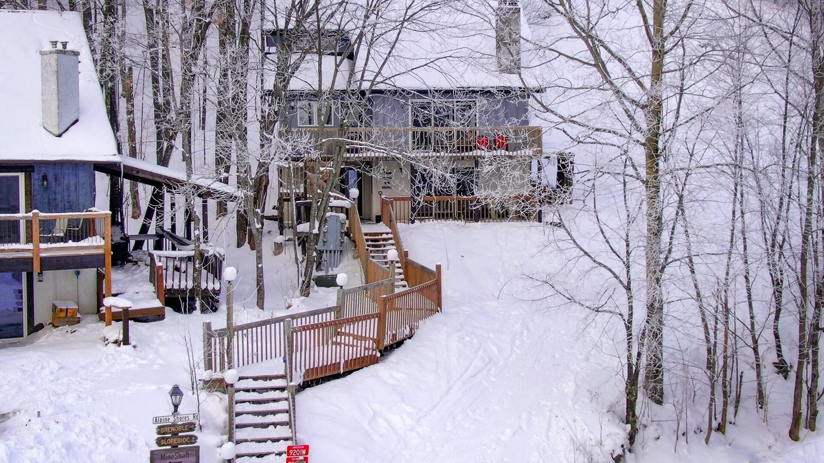Upson House | Ski-in ski-out 1 Bdrm Chalet w sauna on slopes & lake - sleeps 2