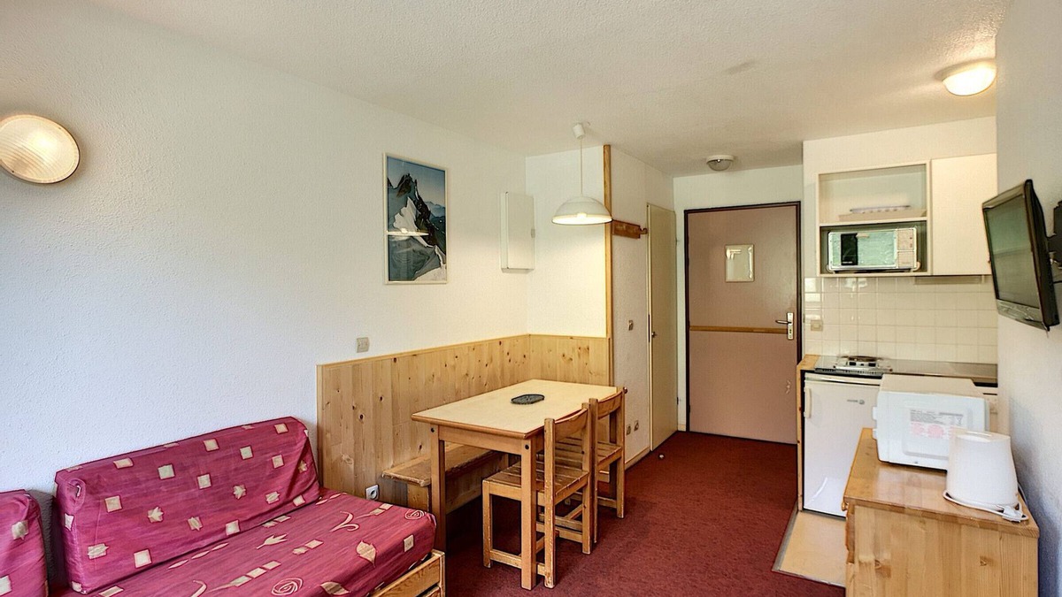 Les Bruyeres Apartment | Ski-In/Ski-Out 2-Room Apartment for 4 with Mountain View, WiFi - Les Menuires